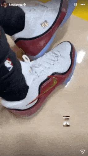 詹姆斯更新个人Instagram动态，他晒出了自己在训练馆的球鞋自拍，并配上了一