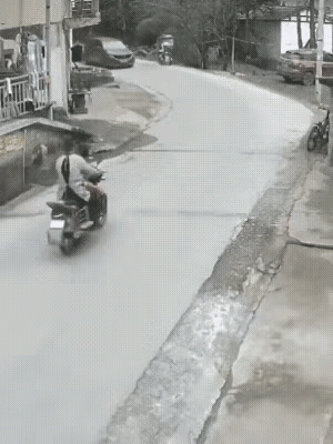 过弯道都不减速[捂脸]
这个责任怎么判？

交通事故