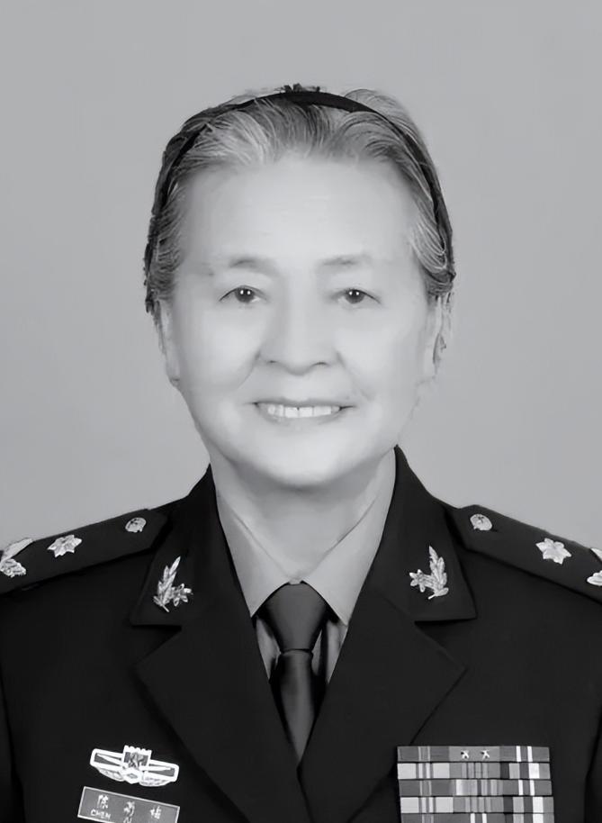 2008年的汶川地震，成都军区某位军长，猛的从凳子上站了起来，厉声训斥一名手下：