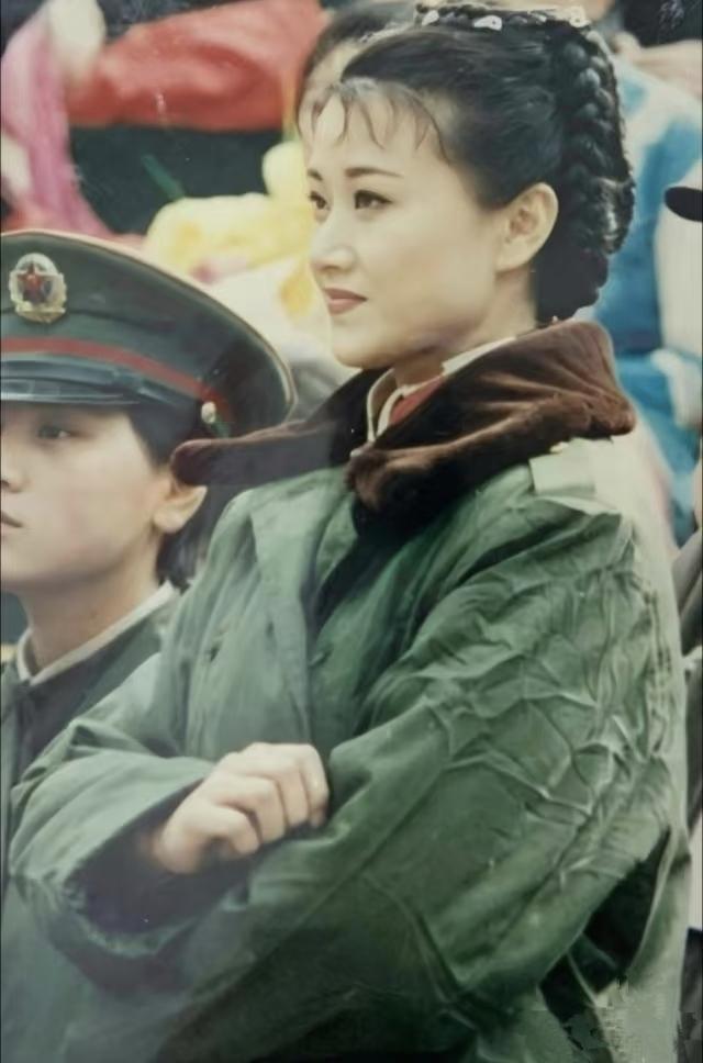 女明星穿绿大衣的照片合集。