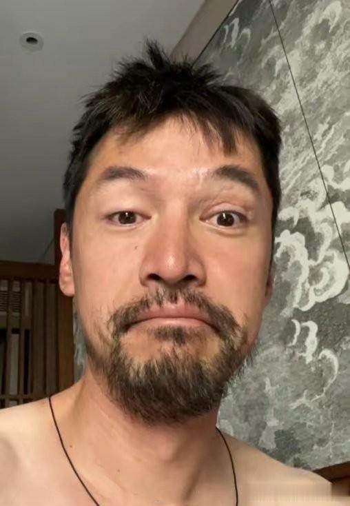 胡歌又怎么了？

凌晨1点多不睡觉，还发了张落日的图片，这又在胡思乱想了吗？

