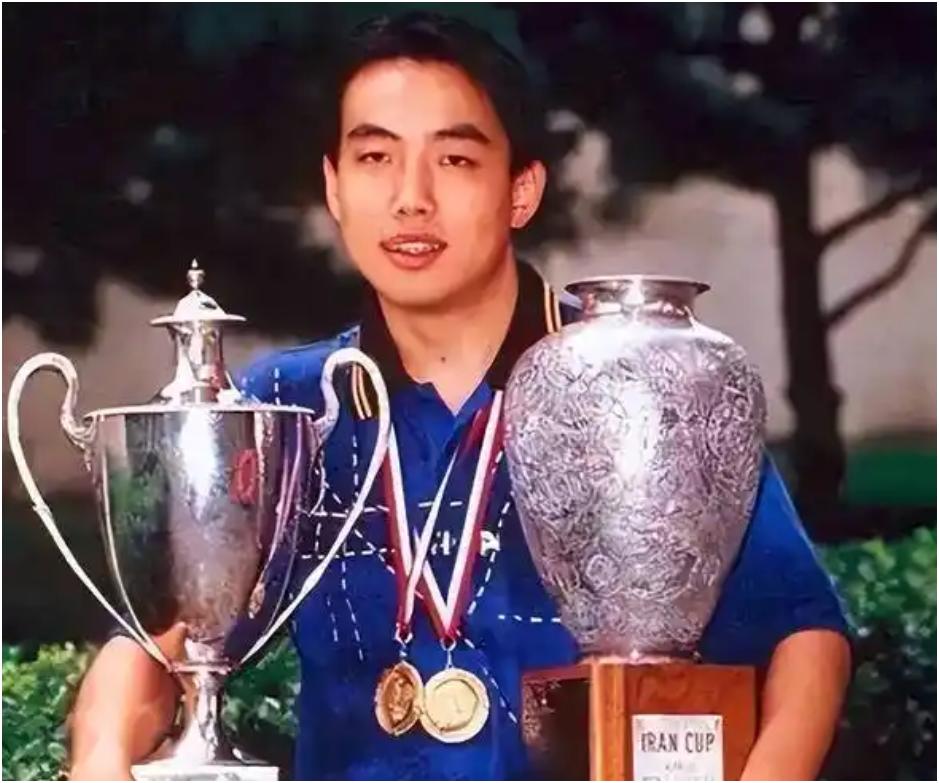 很多人把现役很多二十多岁的还称“小将”。以下国乒十人在20岁前就是世界冠军了。