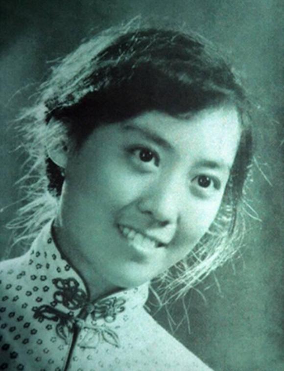 1966年，李宗仁在二房夫人郭德洁病逝后，他已经七十五岁，选中了27岁的年轻美貌
