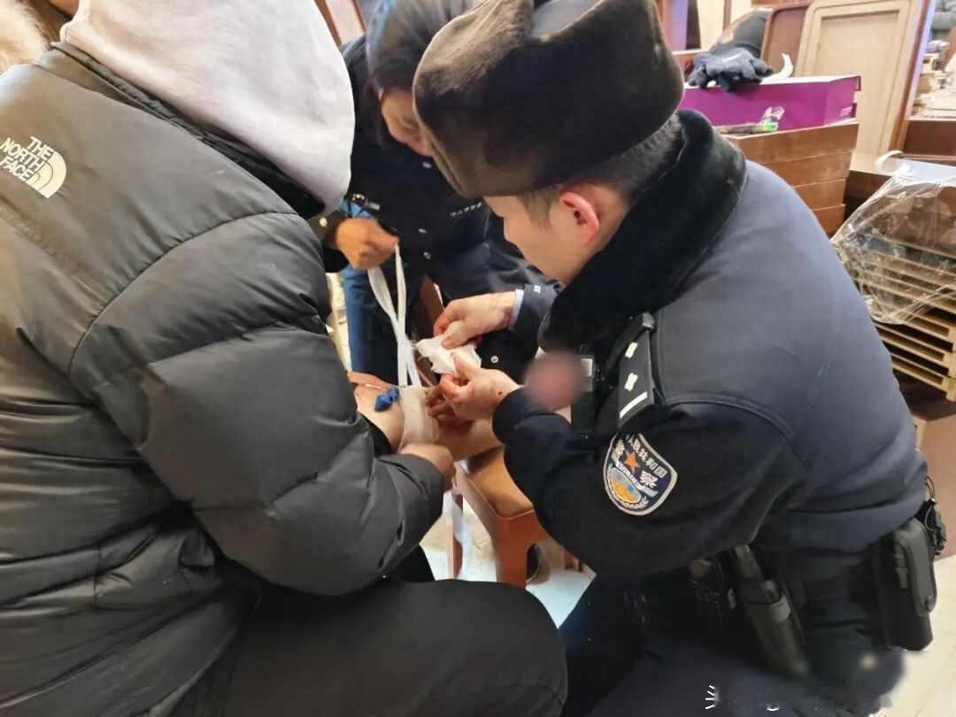 男子在哈尔滨街头冻到血管破裂，
剪开裤子一瞬间血喷涌而出，民警边救助边嘱咐：
你