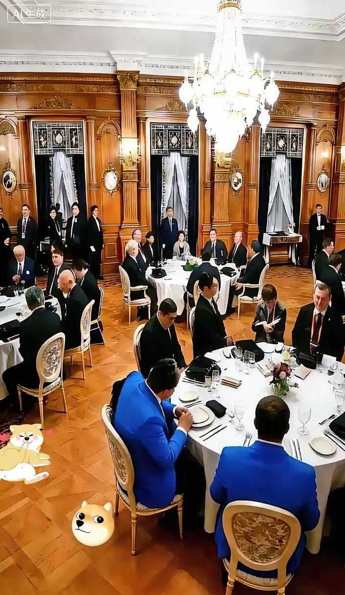 日本的高市早苗急匆匆地赶往中亚，和那边五个国家的元首碰杯寒暄，桌上的金色餐具在灯