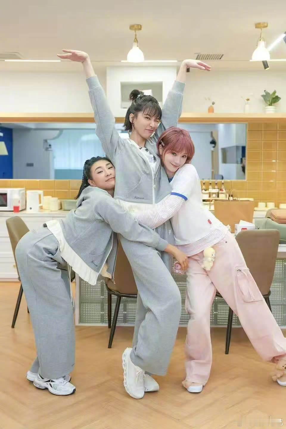 浪姐一公直播乘风公演直播 五组姐姐已就位，已搬好小板凳坐等一公直播～期待姐姐们今