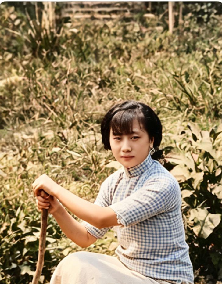 档案里写她带队杀了50多个日伪汉奸。这不是电影，是每月都要躲宪兵搜查、靠烧饼铺老