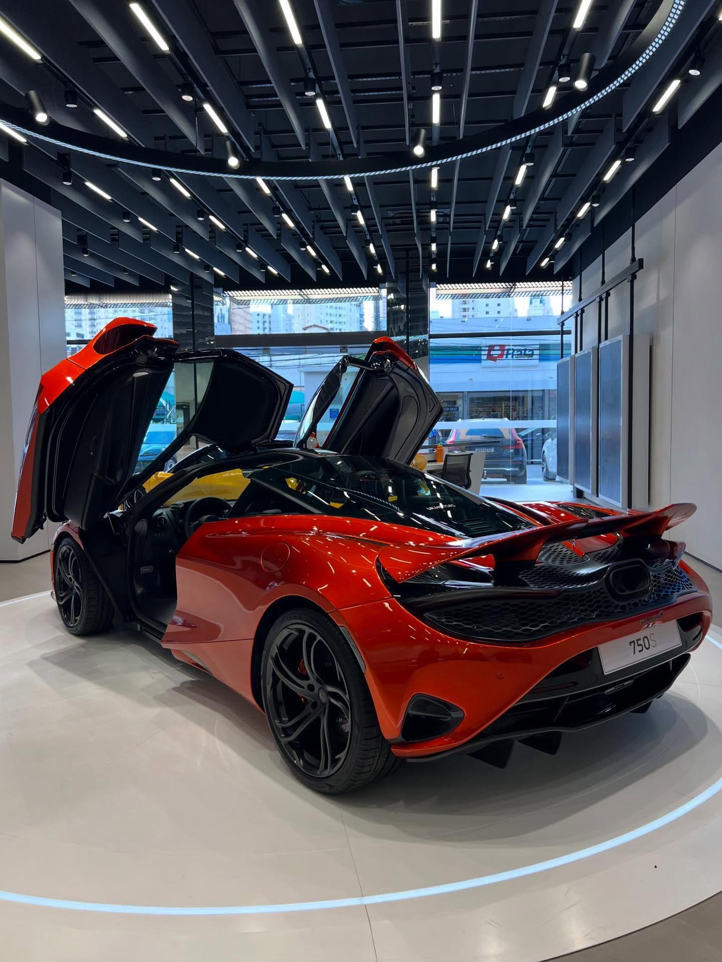 领域新动态 🔥！这是巴西最新的迈凯伦 750S！这款迈凯伦 750S 涂装了极