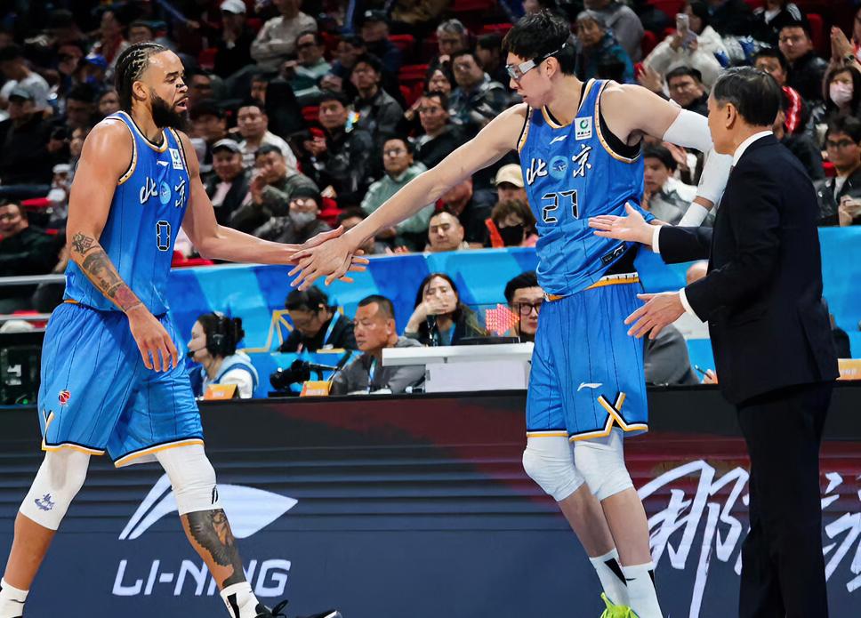 周琦：英俊哥，还得是你啊！面对旧主毫无手软，直接把他们按在地上打？？？
陈盈骏：