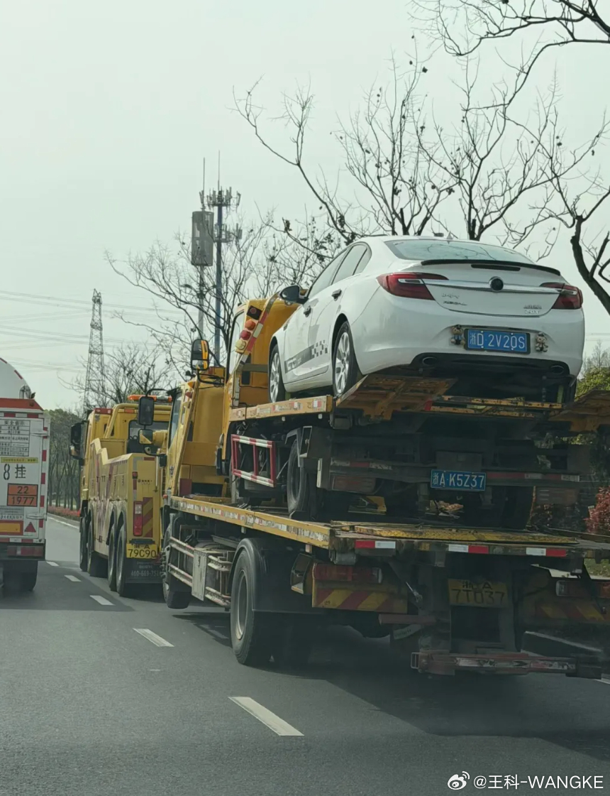 问：图中坏了几辆车？ 