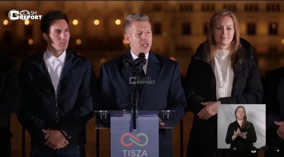 4月12日晚，布达佩斯。欧尔班站在镜头前，承认败选，说“这令人痛苦”。承认败选仅