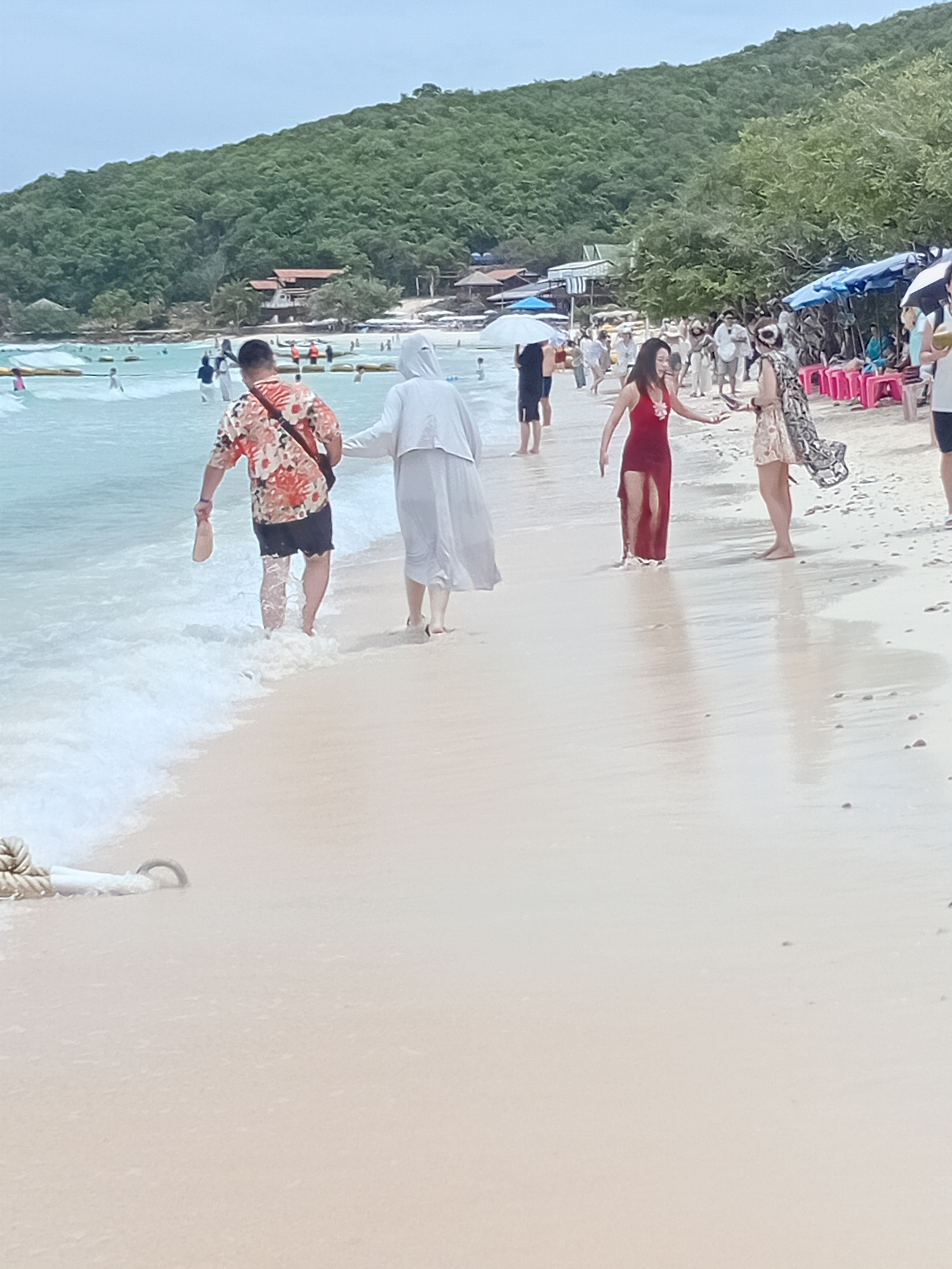 怎樣區分海灘上誰是圈人？很簡單：包裹得看起來像在熱帶海灘上過冬的，毫無疑問就是。