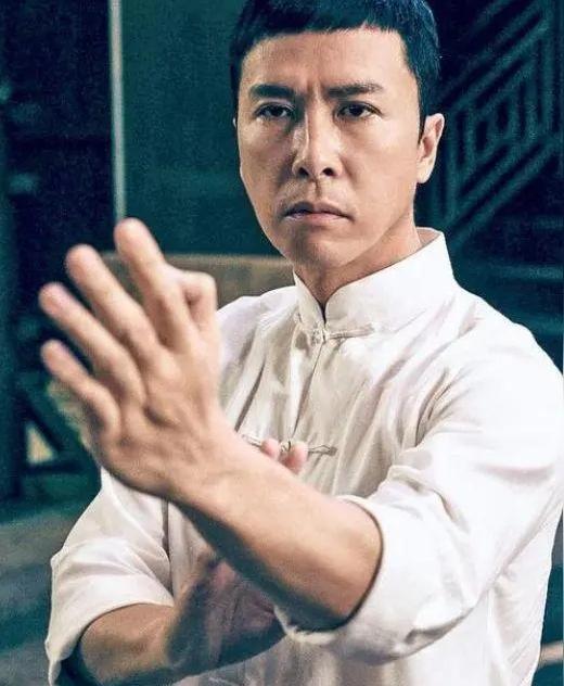 祸不及家人，真没必要搞连坐，甄子丹是经受过考验的好同志，和他老婆无关，真的不好攻