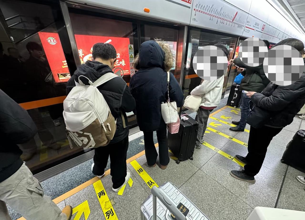 为什么成都地铁很少有人排队和先下后上
在成都不知道为什么总是遇到大家不站在两边排