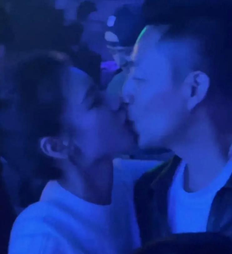 马筱梅看汪小菲的眼神充满爱意，汪小菲现在终于活出自我了。遇到对的人了！
 
高情