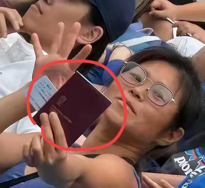 护照姐撒泼现场：一本证件哪来的“高人一等”？

上海大师赛上那幕太辣眼了！46岁