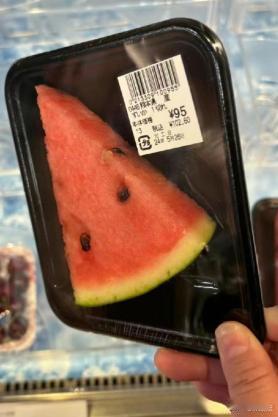 日本西瓜有多贵呢？火锅店里免费的西瓜都切的比这个大 ​​​