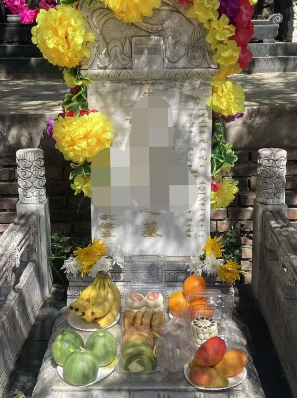 今年春天，我最渴望达成的心愿便是为一位令人敬重的老人扫墓。
这位老人是我朋友的父