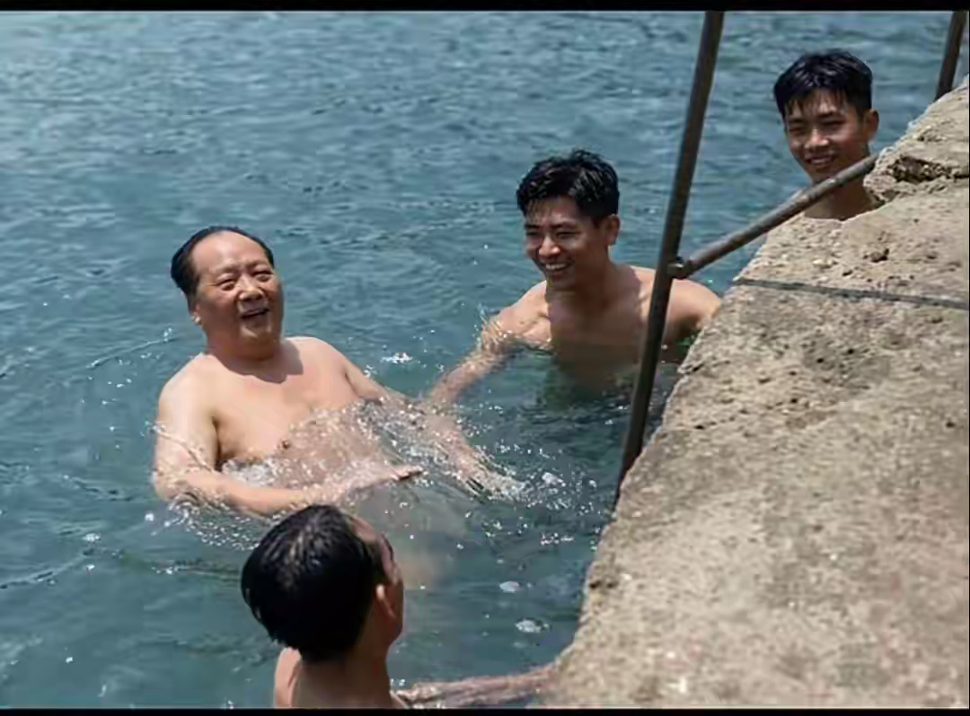 70岁，仍能畅游武汉长江的毛主席。