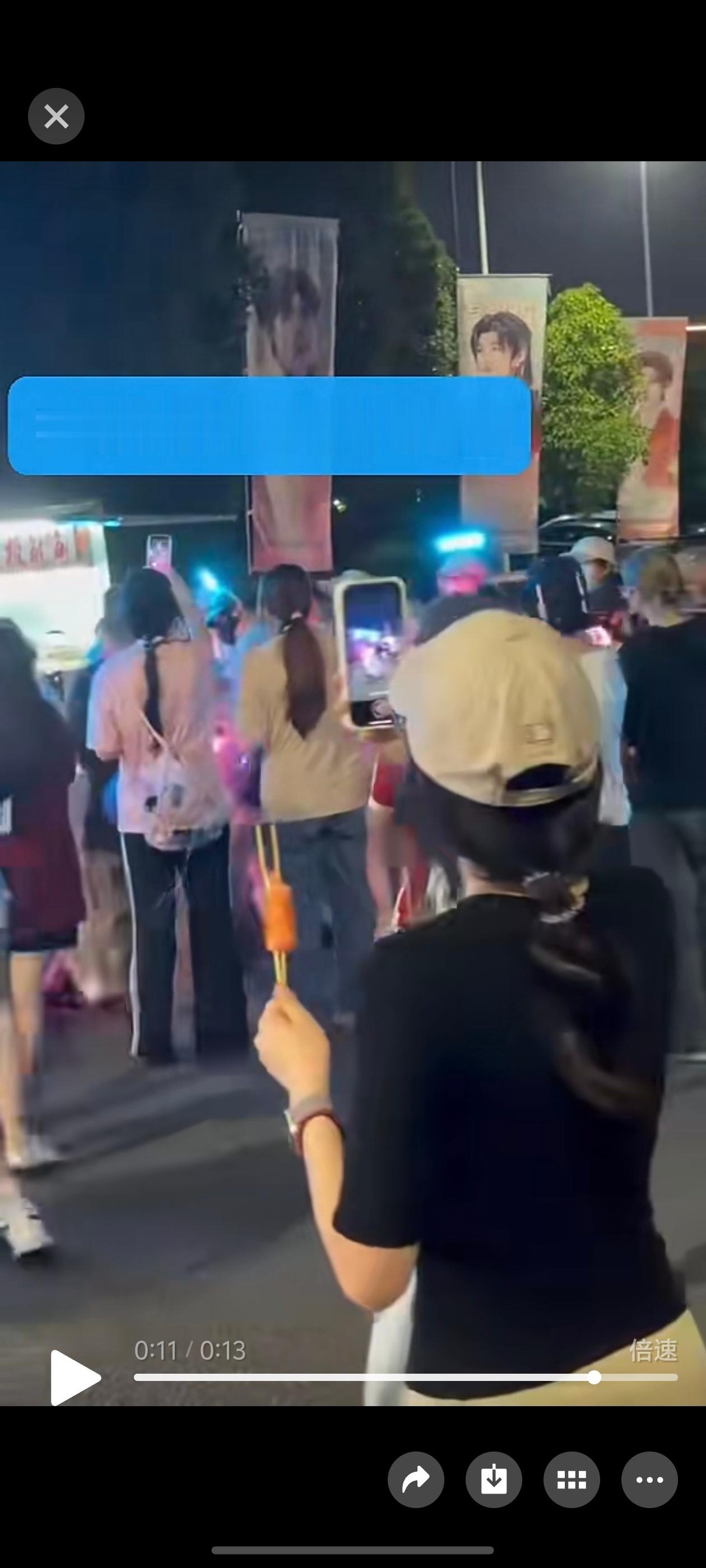 线下看见打架的我就这样：吃着烤肠看着热闹。 