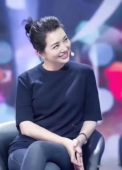 江珊说：“当年我跟高曙光离婚后，在工作时又遇到了小9岁的靳东，靳东他有次去昆明出