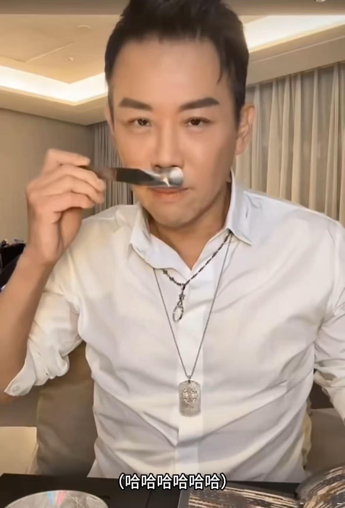 陶喆把刮刀当鞋拔子闻陶喆直播开箱新专辑，误把展示用的刮刀当鞋拔子，还凑上去闻出奶