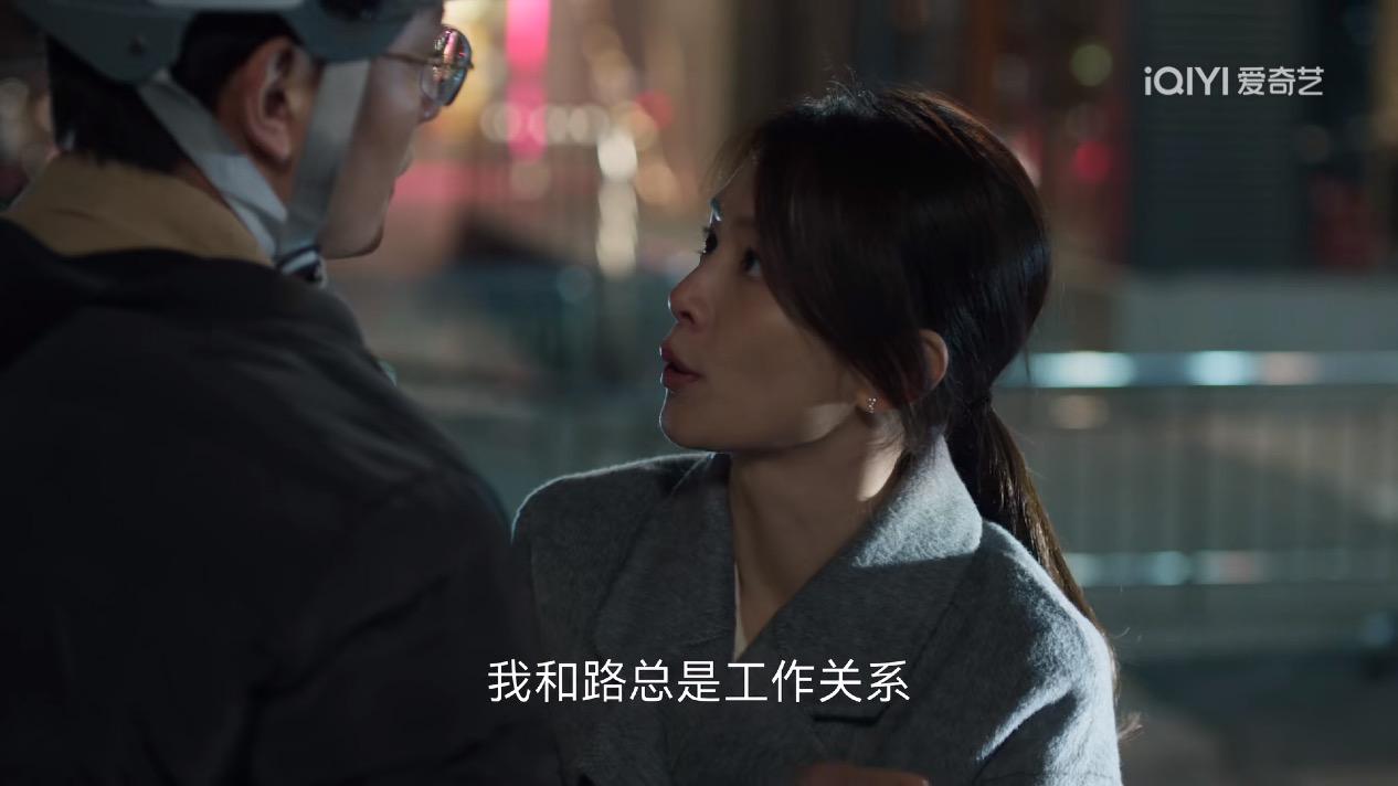 《凡人歌》中问题最大的其实是谢美蓝的老板。

他明知道谢美蓝结婚了，还公开表示对