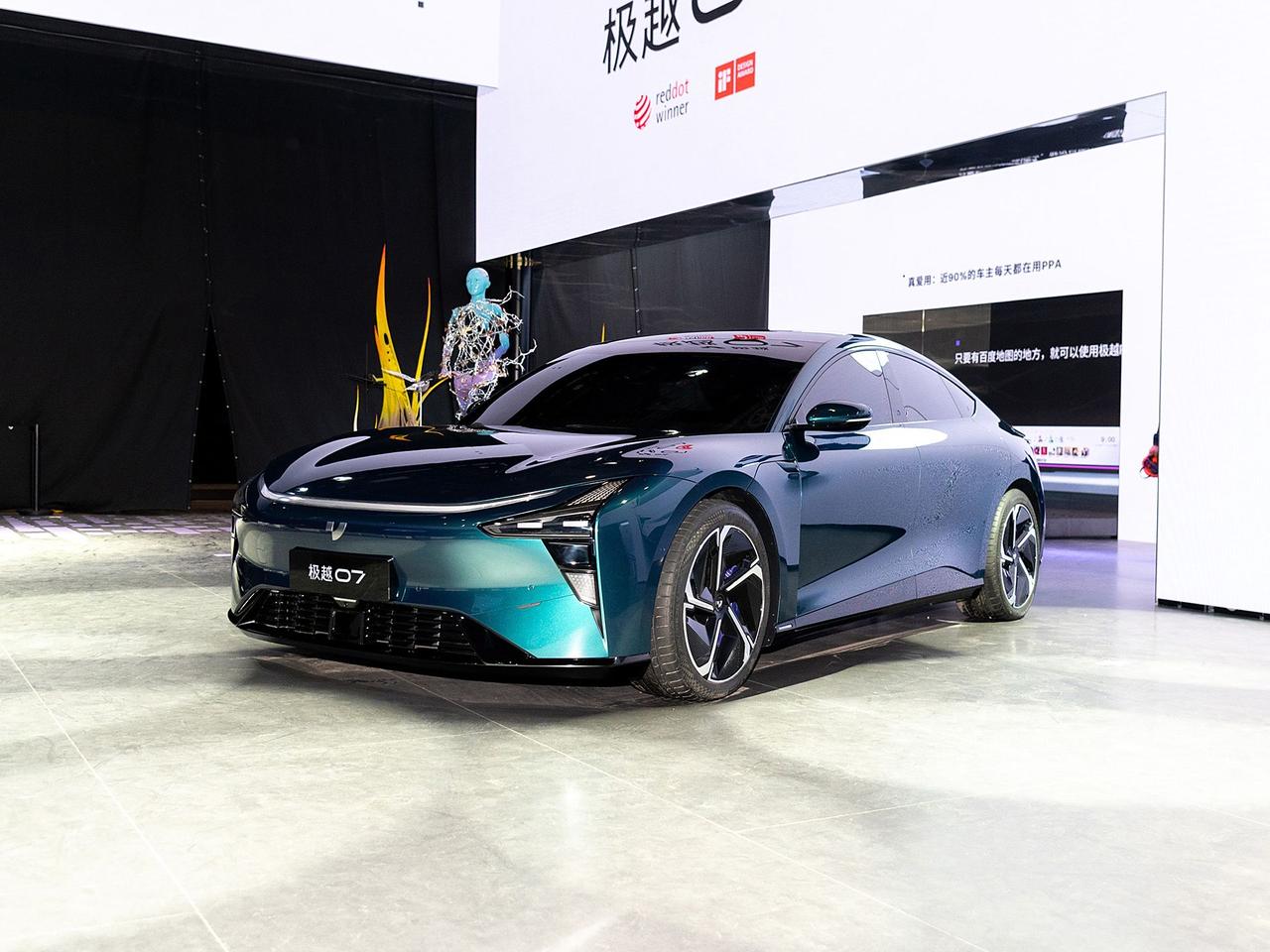 极越07正式量产下线，该车定位中大型纯电轿车，整车呈现出溜背轿跑风格，车顶天幕与