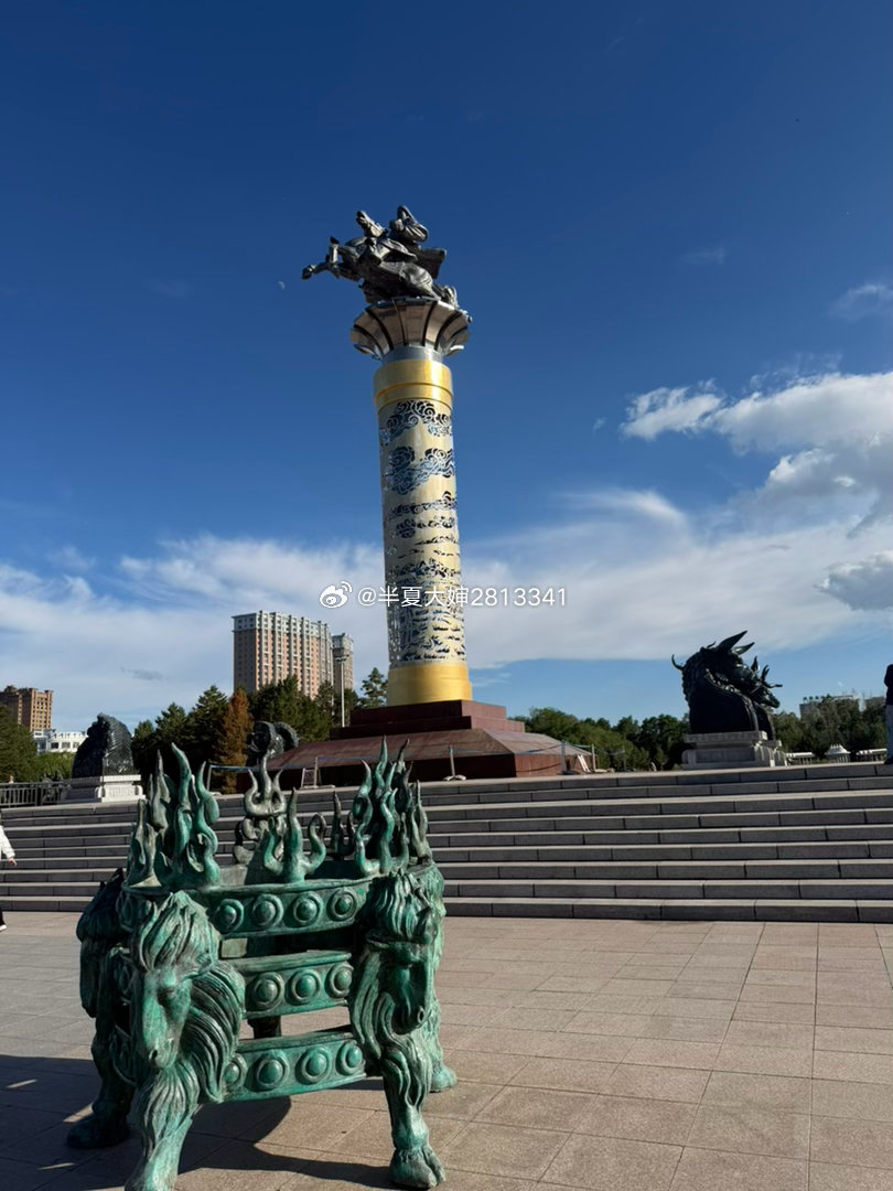 海拉尔成吉思汗广场，策马铜像巍然矗立，品读一代天骄的壮阔史诗。 呼伦贝尔·成吉思