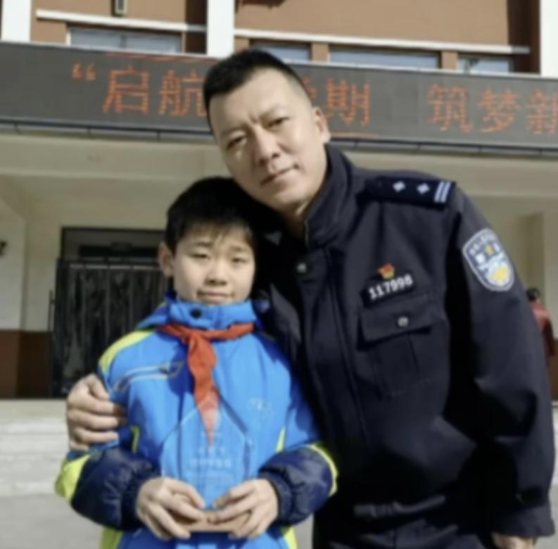 2021年，沈阳一男孩上学路上捡到26万巨款，报警找到失主后，却让对方大吃一惊：