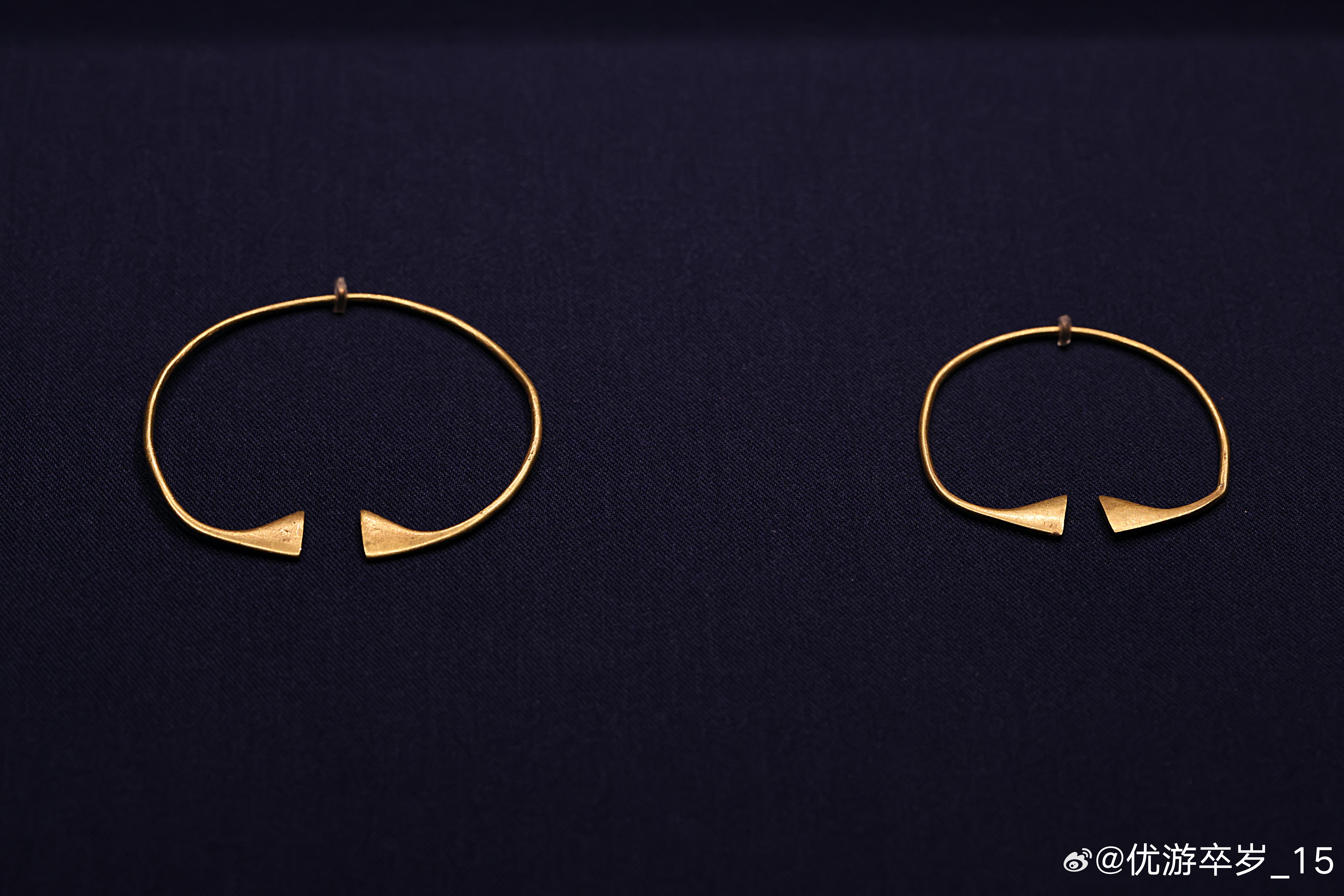 黄金缕-香港故宫文化博物馆藏古代金器 鼻饮 | 公元前15-前13世纪鼻饮即鼻环