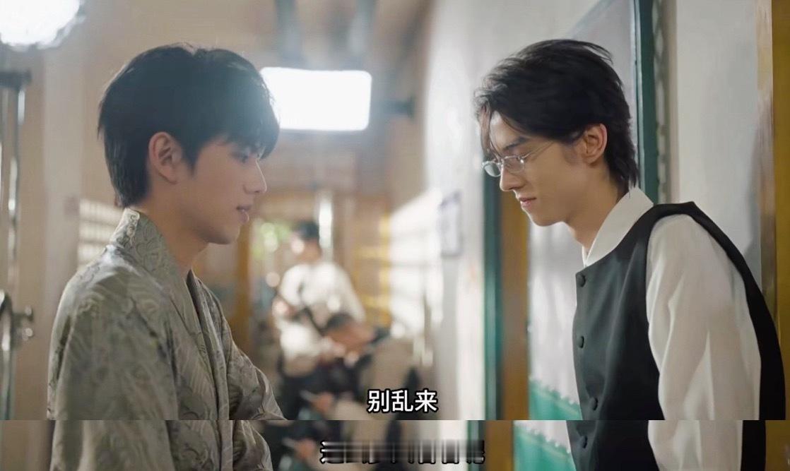 语言的艺术别乱来，原因是“这么多人看着呢”，而不是“你无权捅咕我”，意思是没人看