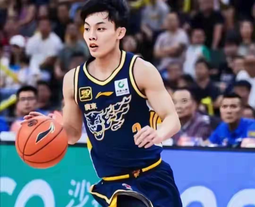 广东本赛季第二场德比战依然是宏远老大哥客场93比85取得胜利。上一场封神的中锋徐