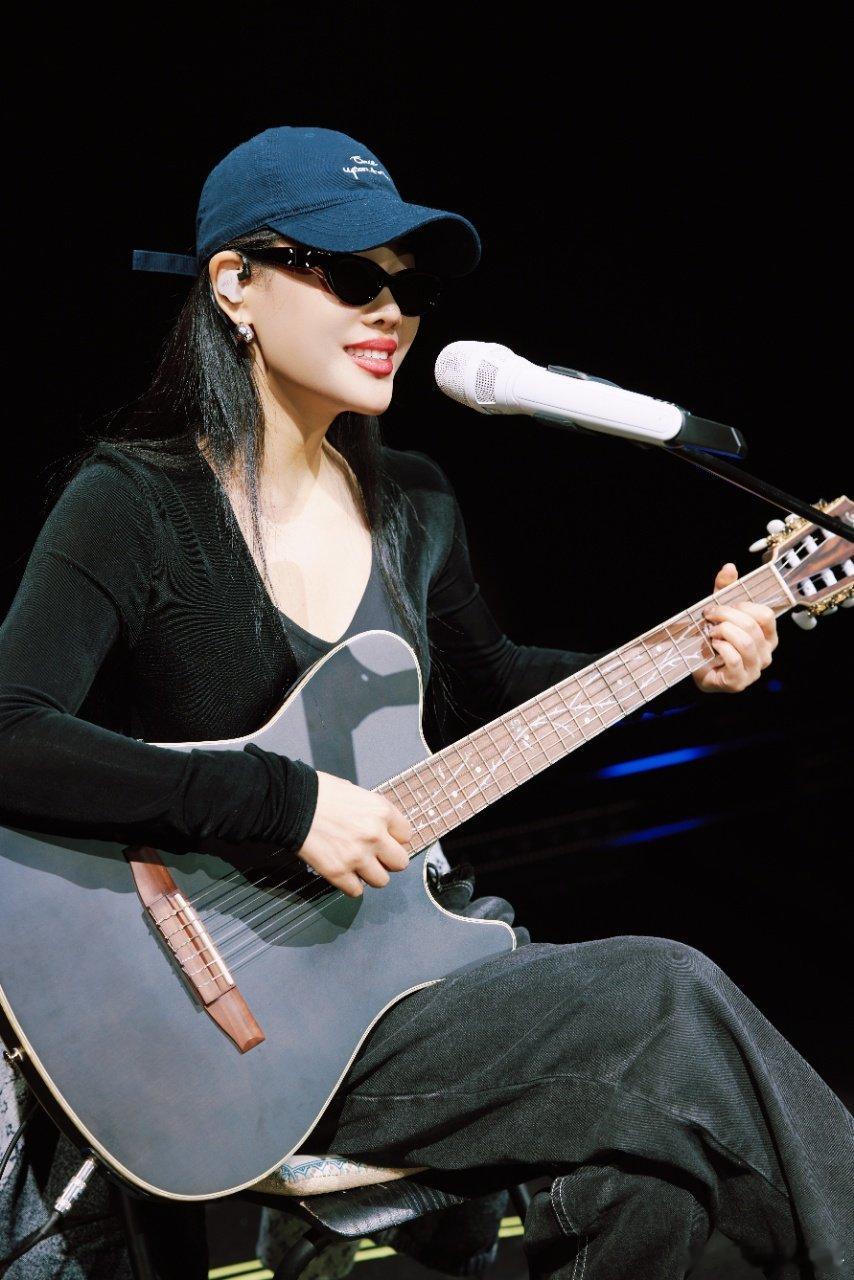  全网都在期待 唱大东北，Tia不愧是最宠粉的，这就已经“练”上了，怎么办？随便