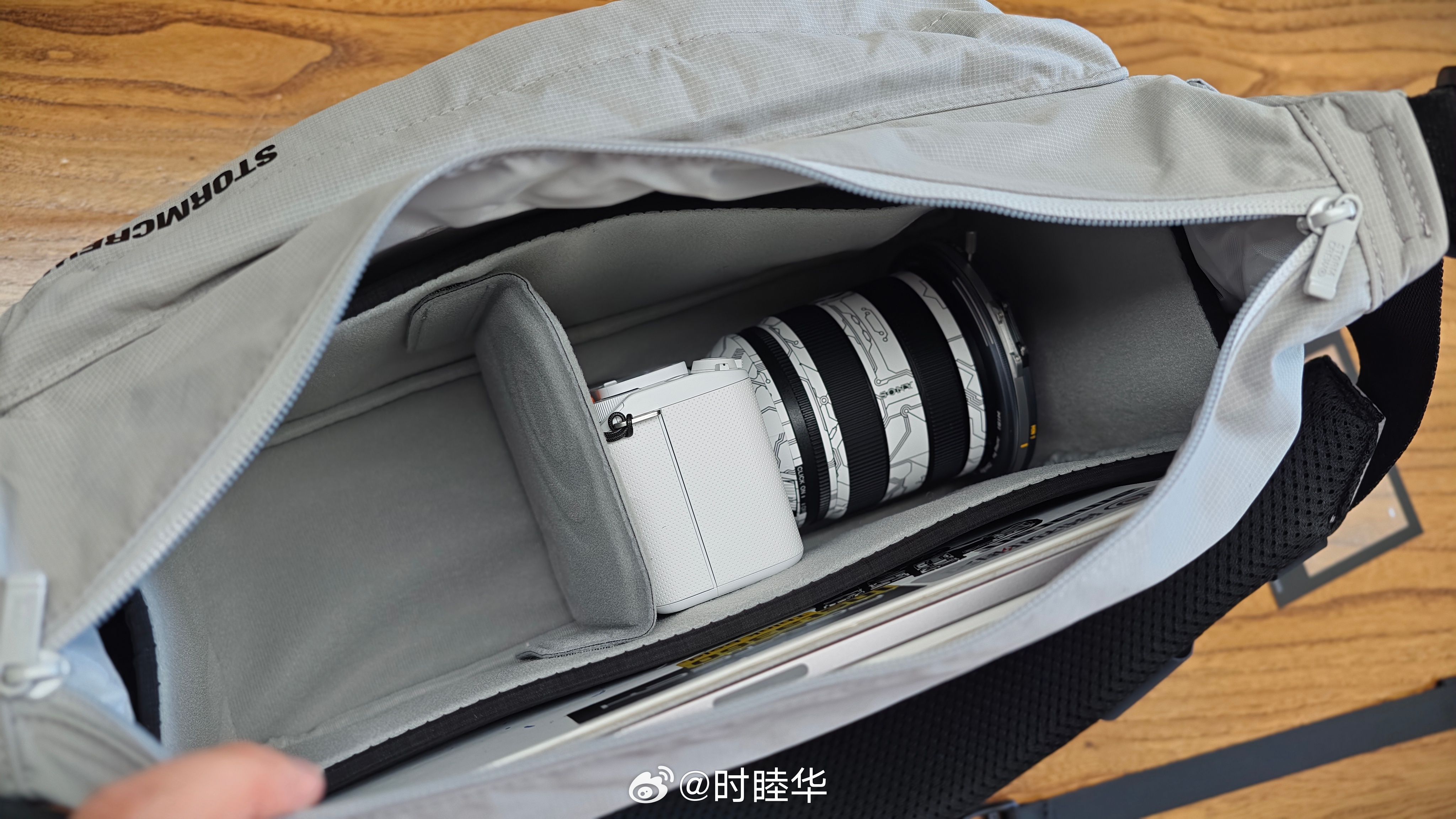 我又买包了，不过已经退了。我特别需要一个能放相机、能放我的iPad Pro的包，