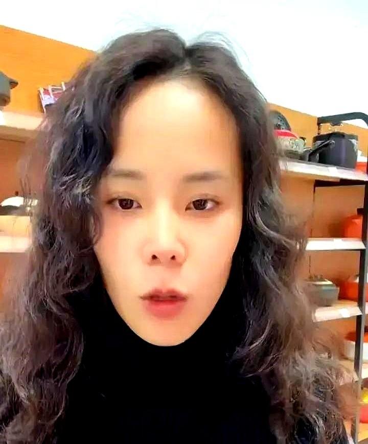 熊磊儿子越长越像杜家，这边官司就来了。

哎，熊磊刚晒了儿子言宝的近照，小家伙背