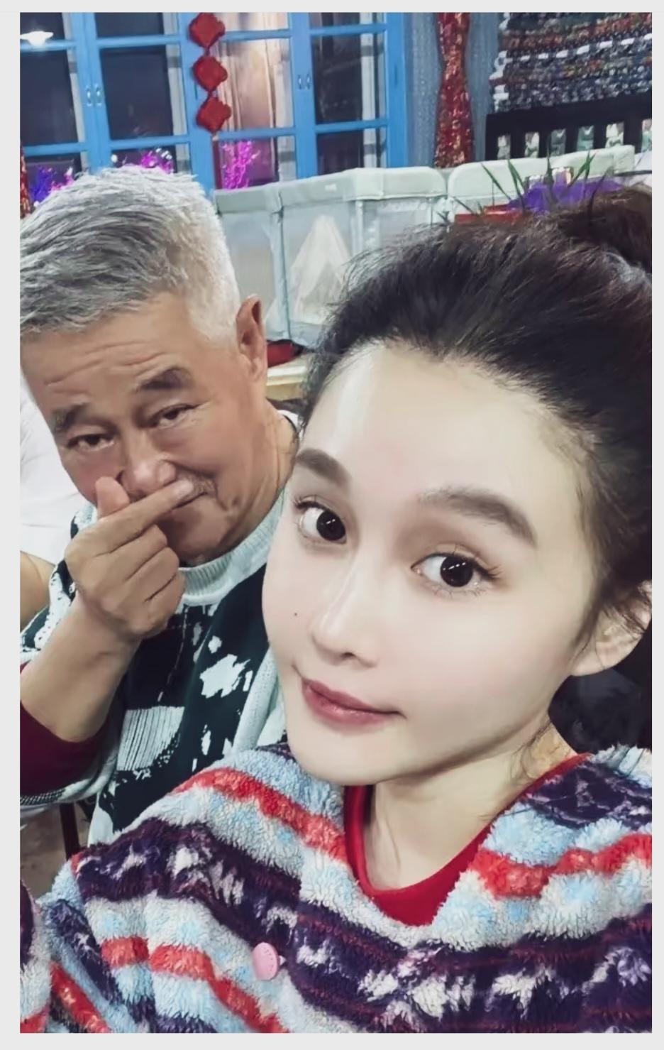 女儿球球随手自拍，赵本山在身后故意做出搞怪小动作。
没想到赵本山有这么文文静静又