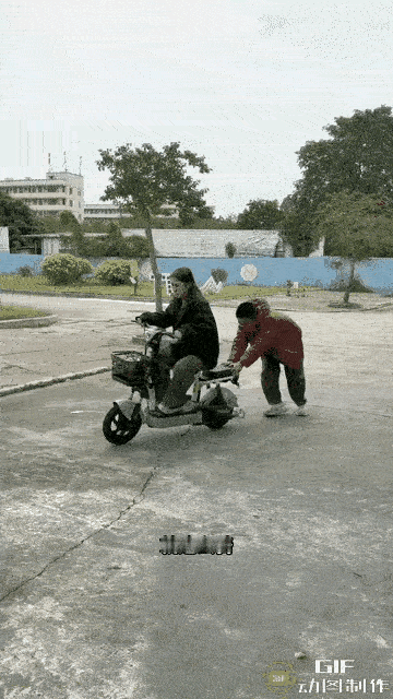 男人飞起一脚的踹到，不是对女人的伤害，而是对家庭的急救，不然损失不堪设想。