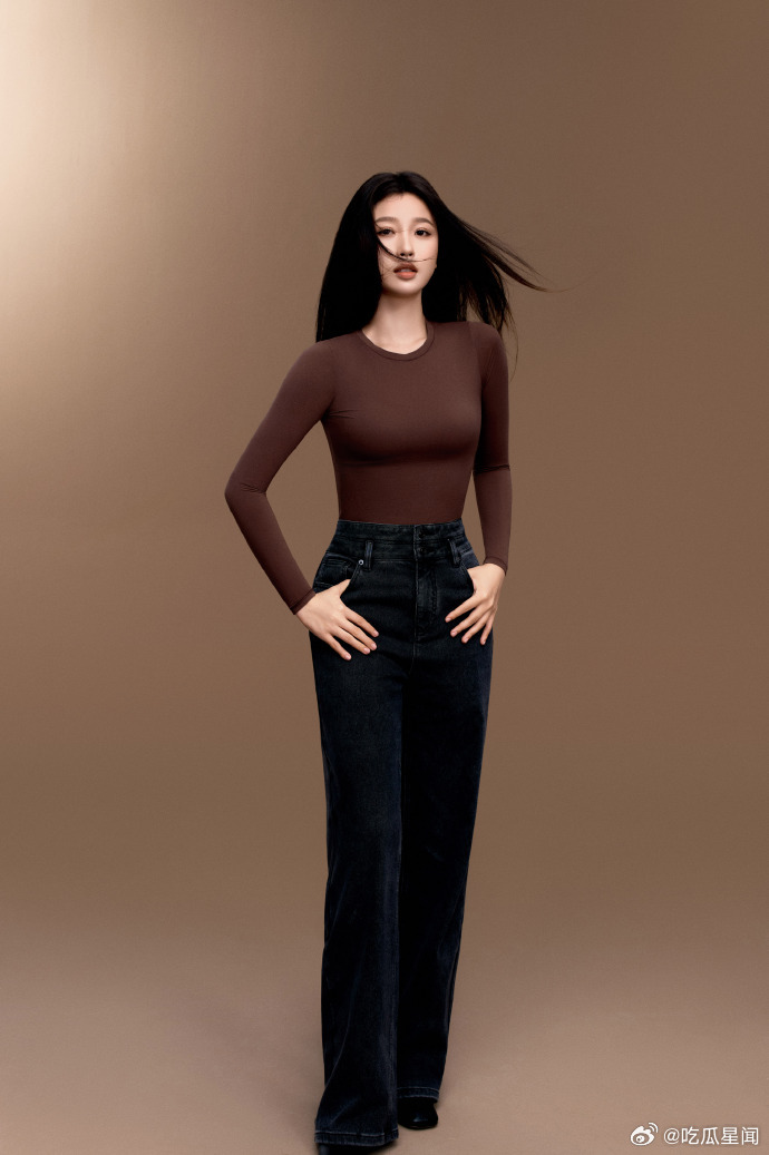 #虞书欣腰肩比##虞书欣建模身材#虞书欣的腰肩比简直是艺术的体现，腰部的纤细和肩