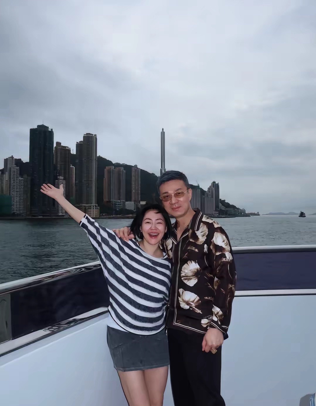 小S老公，看着很爱她呀。 