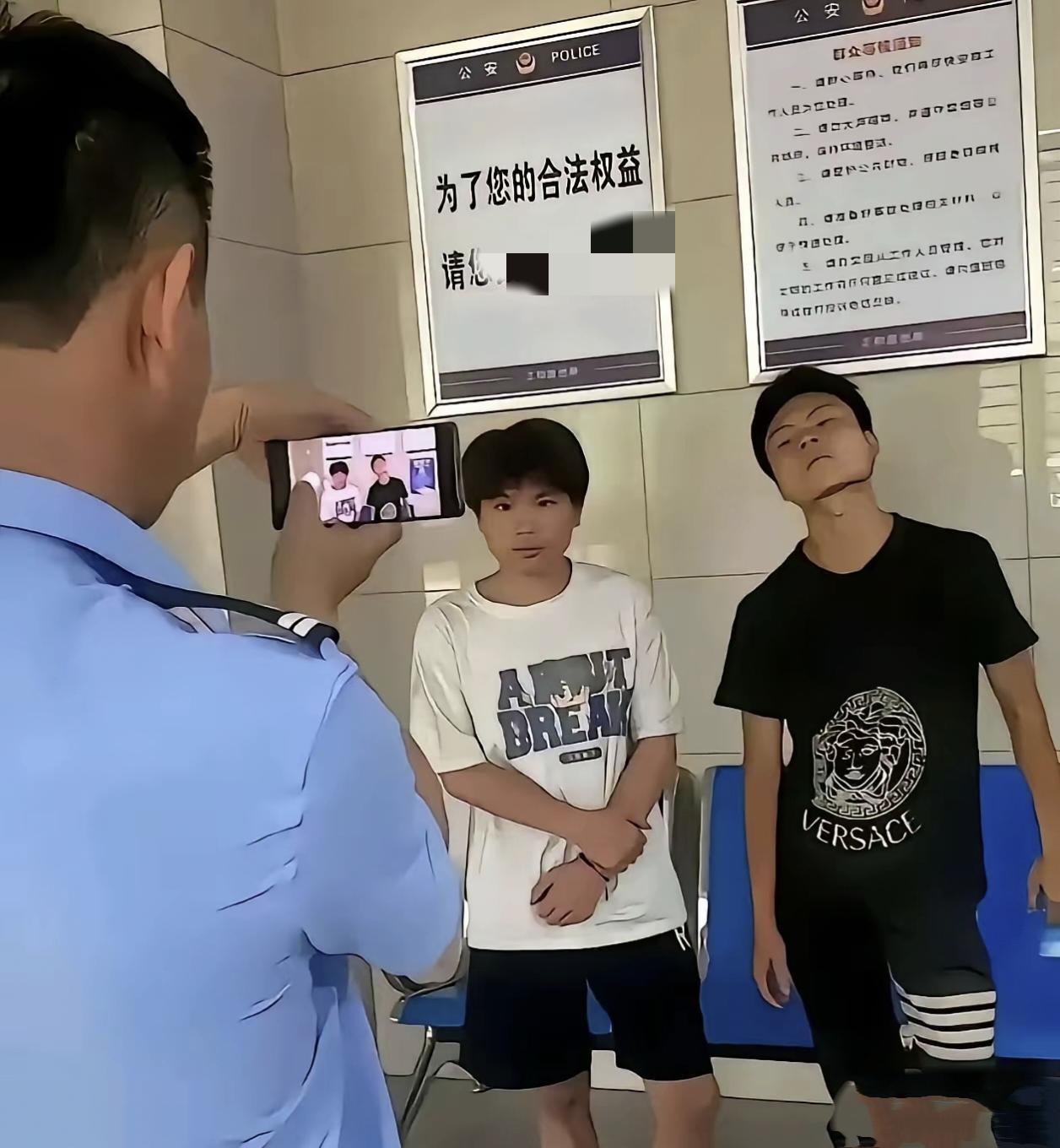 看到这两小伙你会想起谁？
  这表情这动作，我第一反应是想到华太师的两位公子：华