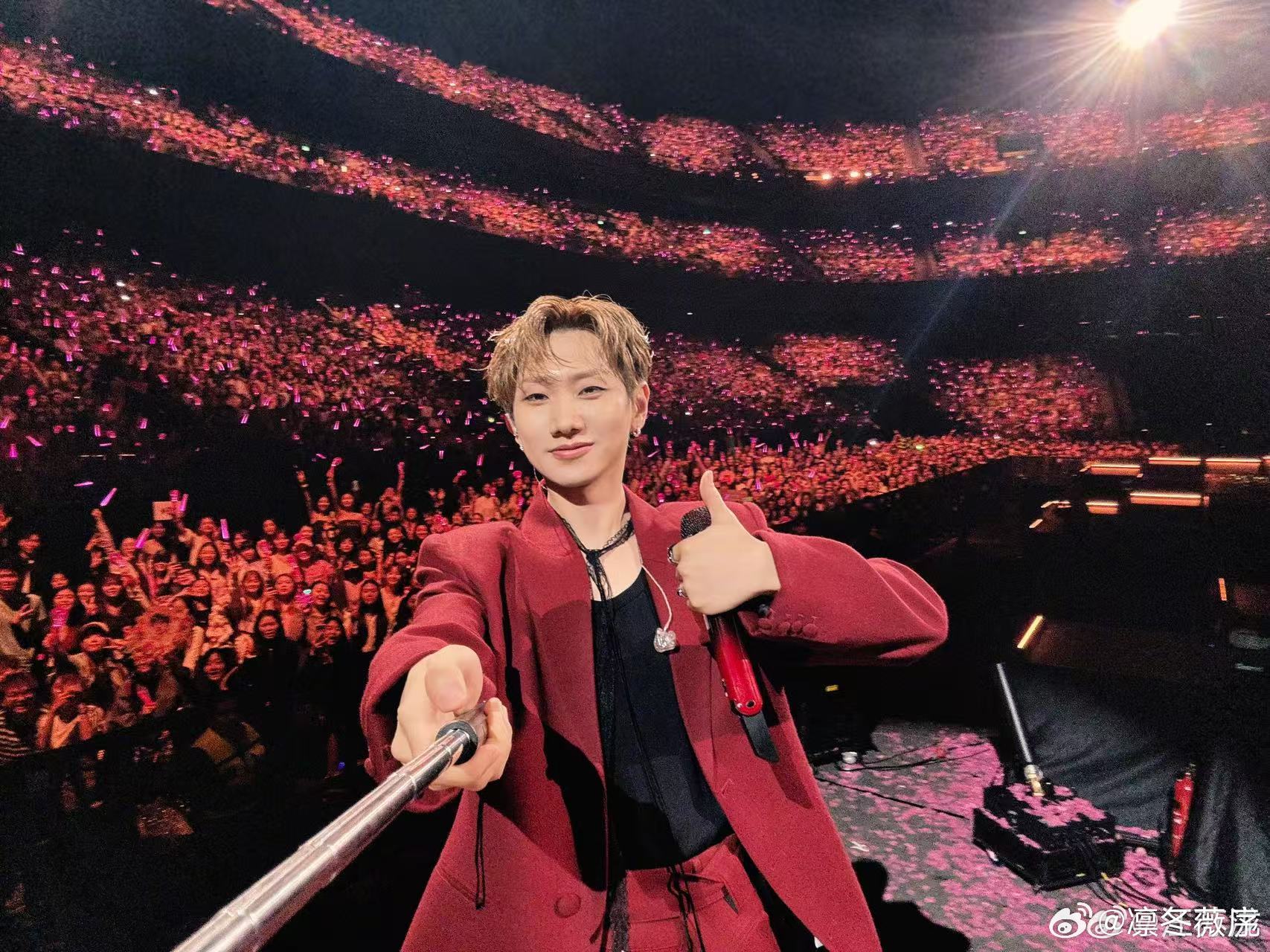 汪苏泷在演唱会上抱了妈妈 前一秒还在羡慕泷妈，下一秒直接反应过来这是我婆婆，瞬间