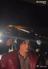 侯明昊和粉丝面对面建群发红包 哇！侯明昊线下和粉丝面对面建群发红包，这操作太有创