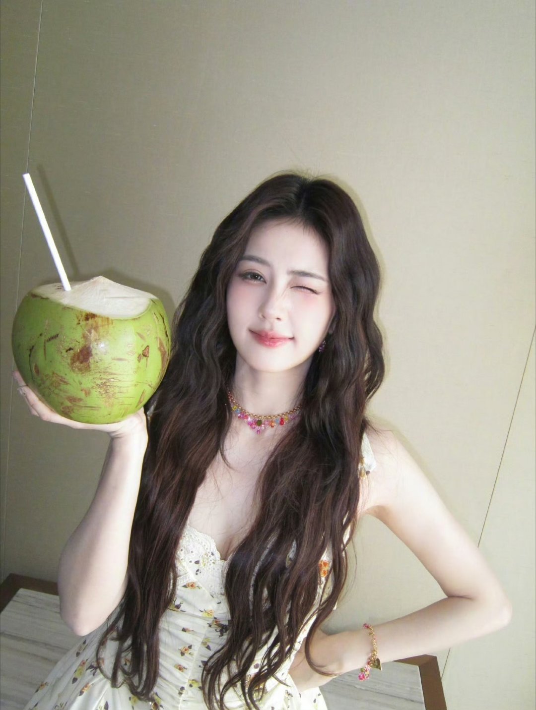 白鹿白鹿卷发碎花裙造型真的会被白鹿的温柔惊艳到，卷发好慵懒，碎花好温柔，完全长在