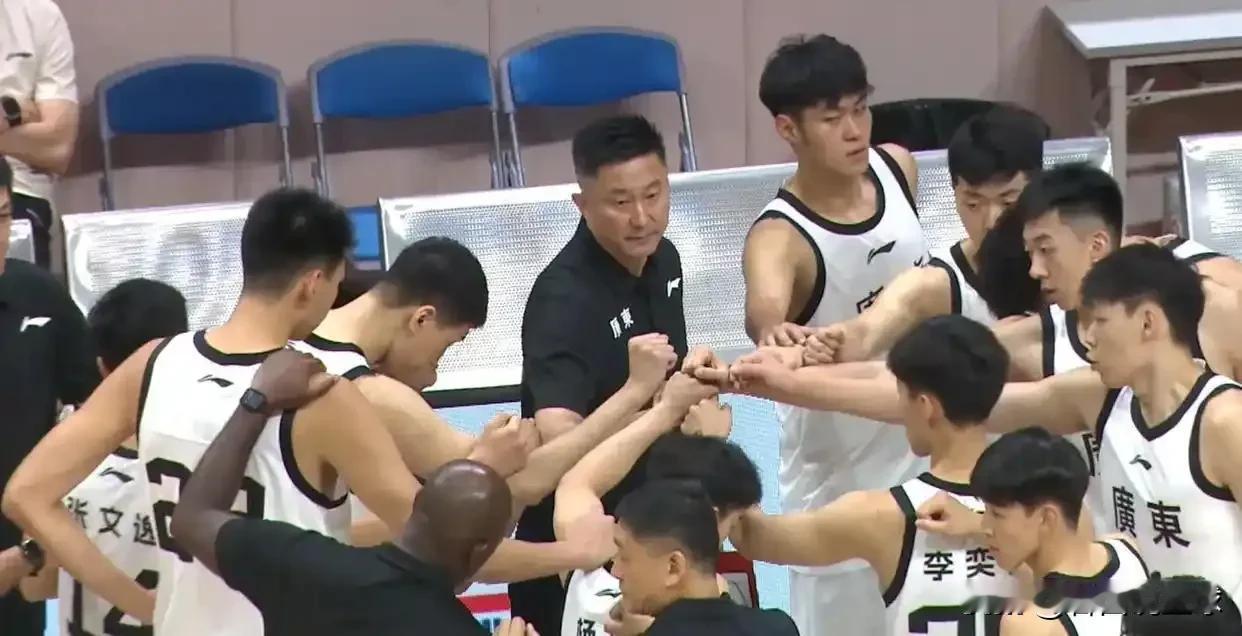 有矛盾？今晚广东全运男篮与巴西男篮进行了一场国际男篮团结杯的比赛。在胡明轩、徐杰