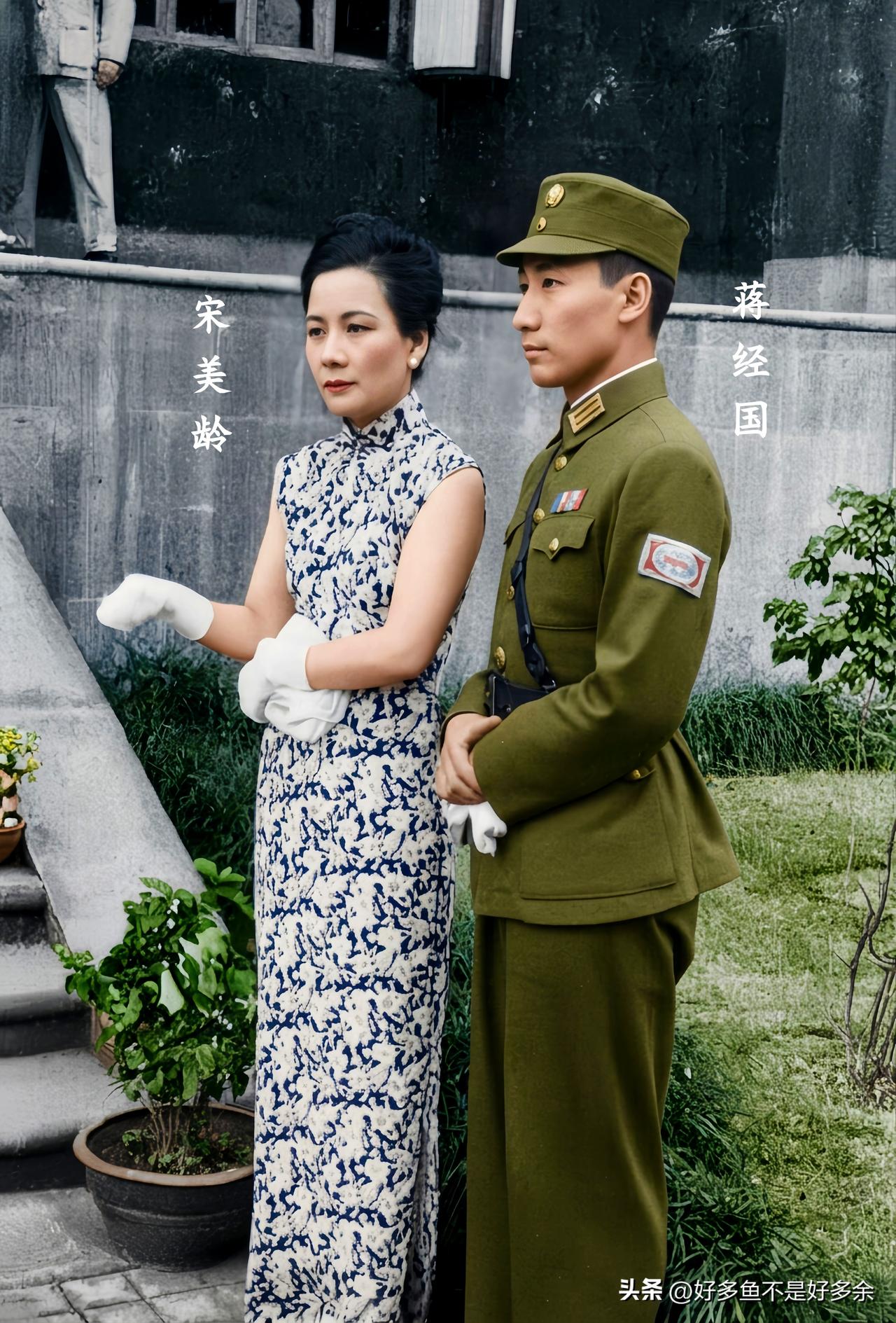 这是宋美龄与继子蒋纬国在重庆的一张合影老照片，拍摄于一九四零年。这而非演戏，也不
