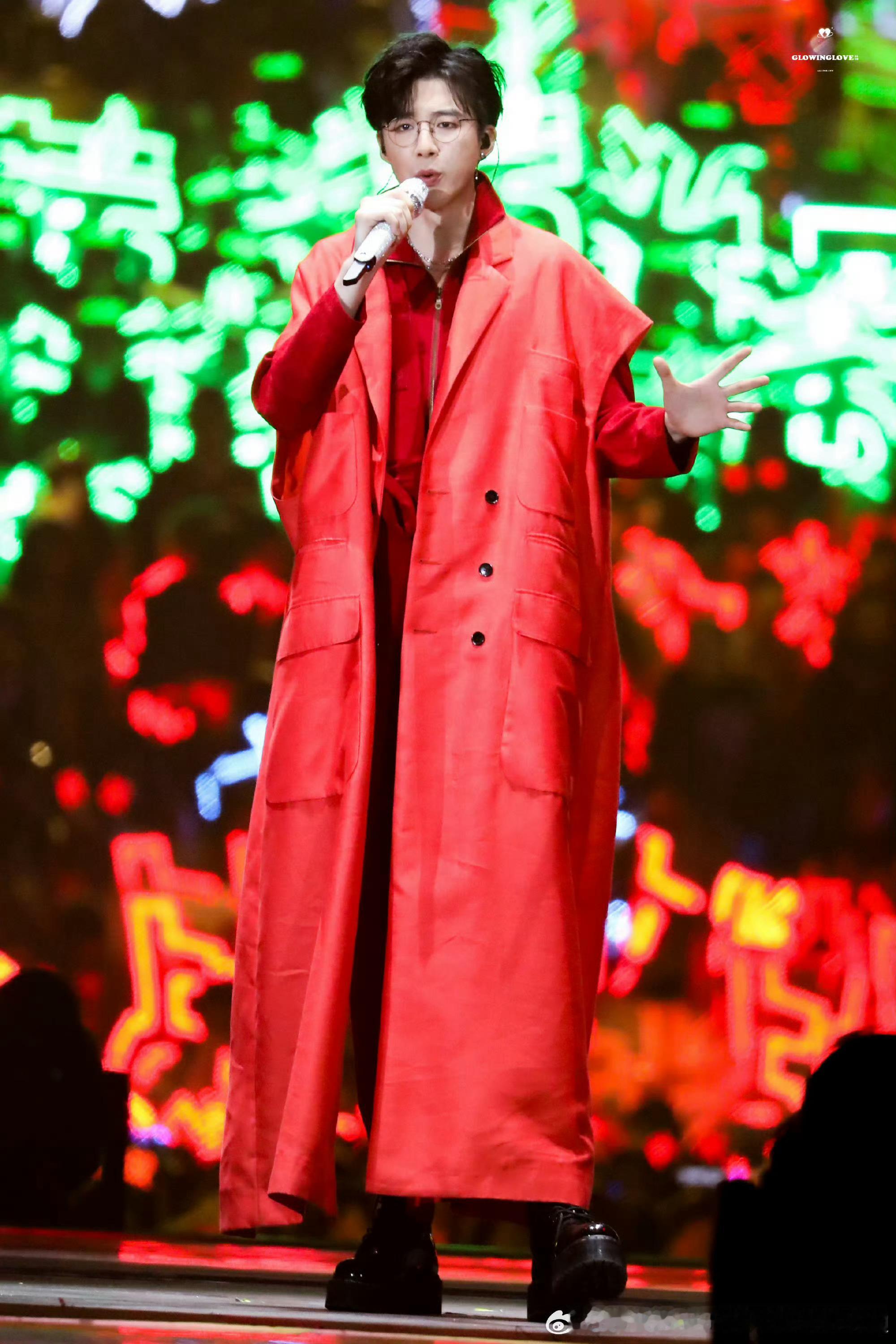 摩登兄弟[超话] 19年星光大赏！好长一条人！这衣服给我当被子都行！​​​