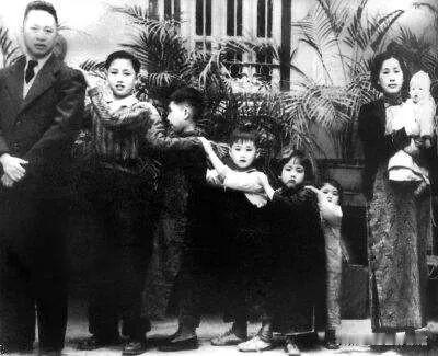 叶挺一家1939年在澳门。左一叶挺，左二叶正大