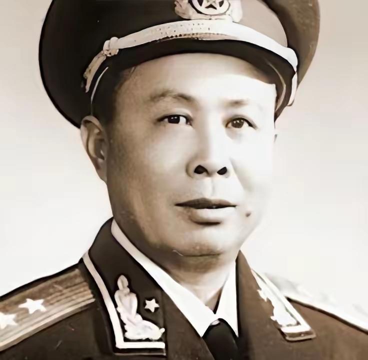 1955年，一条“无军职不授衔”的铁令，让在家养病的肖新槐自觉与将星无缘，但他忘