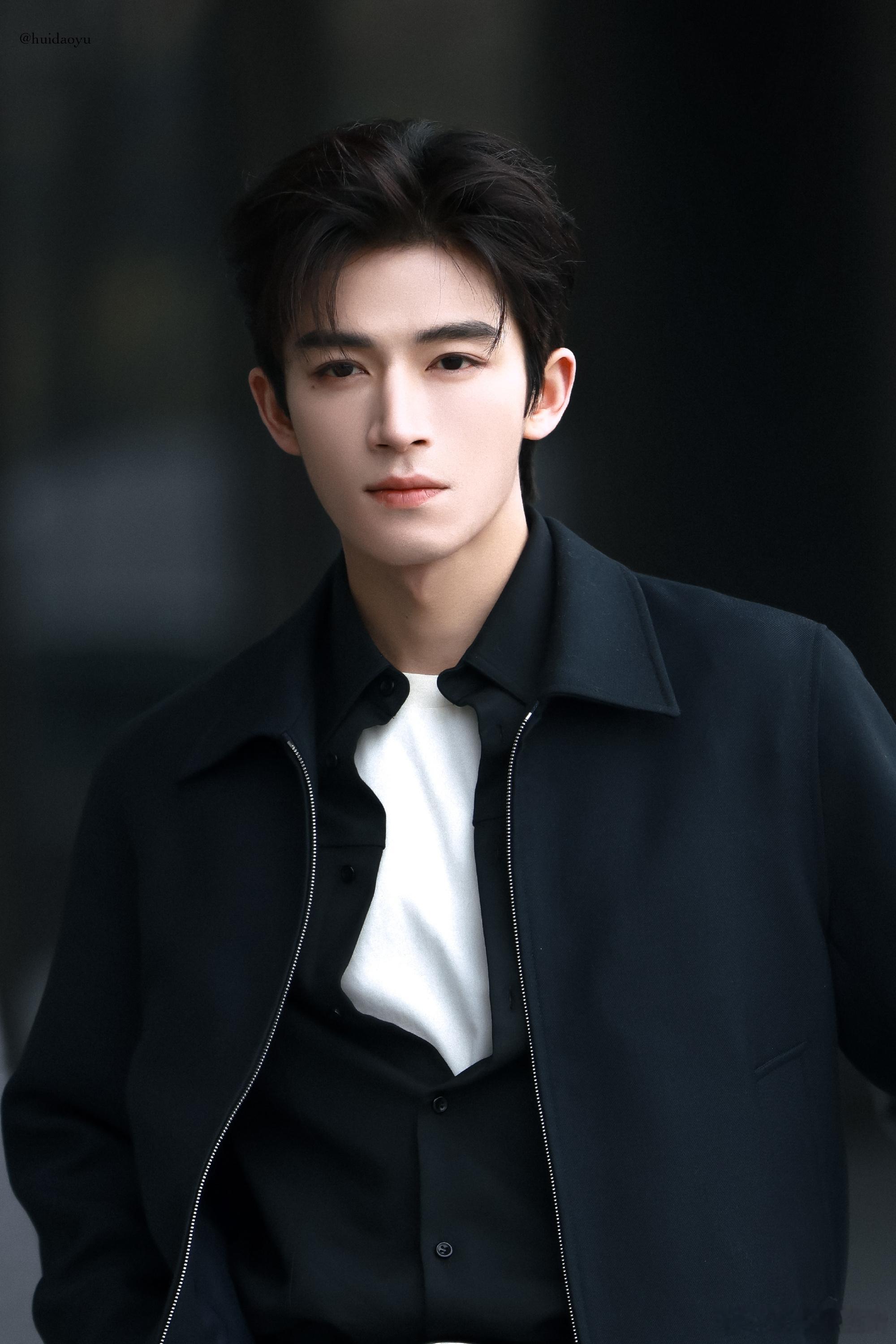 告白官宣王星越和邓恩熙 从官宣物料就能感觉到氛围感，王星越的长相和状态都很贴周京